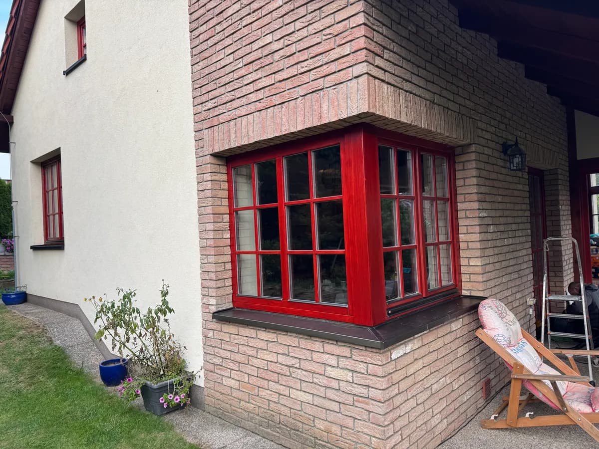 Dřevěná eurookna v cihlovém arkýři po renovaci a novém nátěru