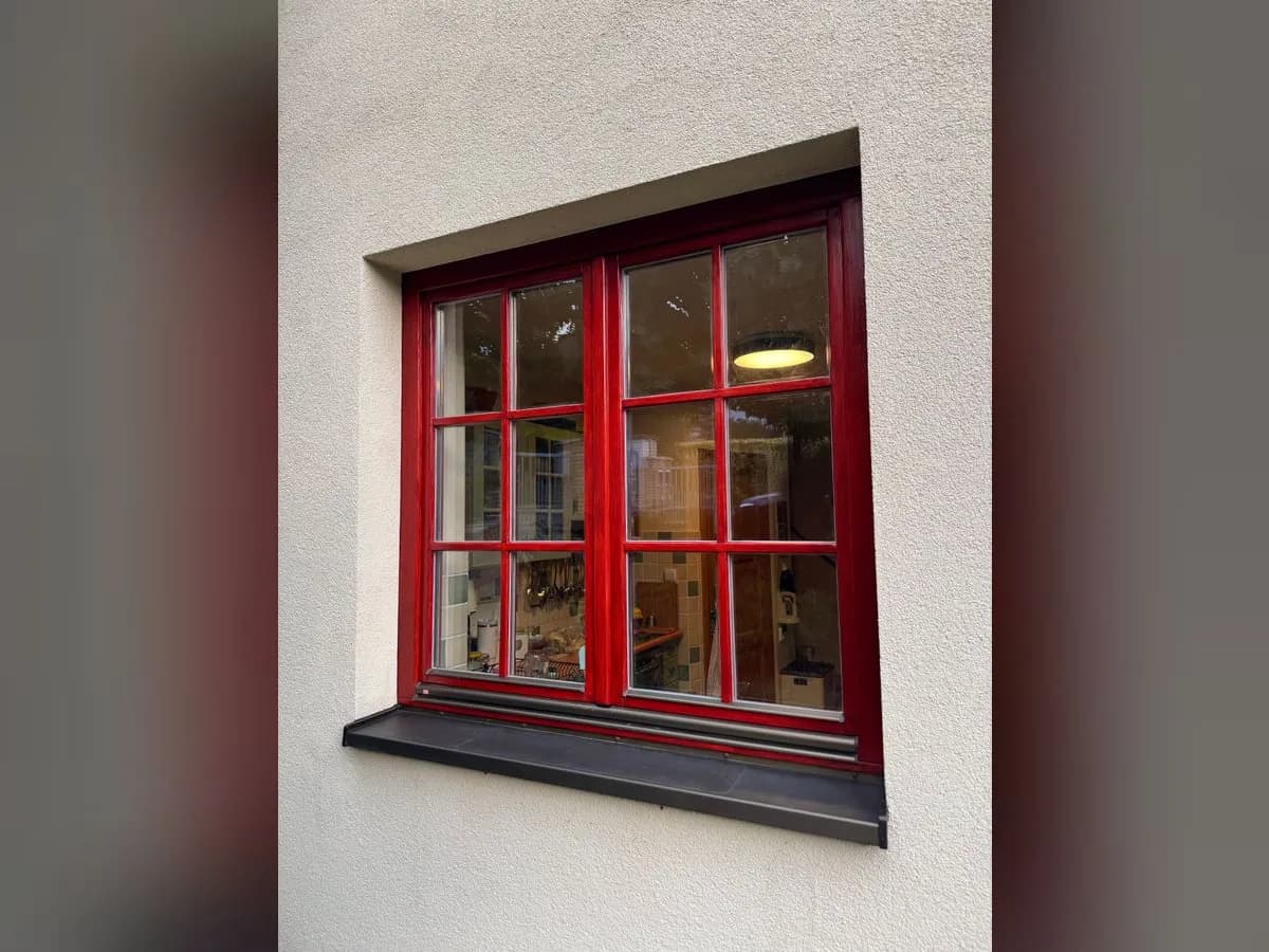 Okno s příčkami po renovaci, nový červený nátěr