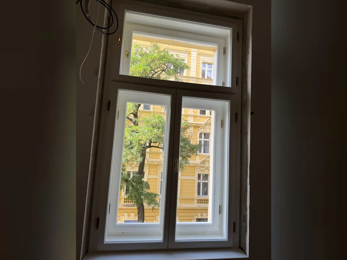 Nové špaletové okno s nadsvětlíkem, replika historického okna