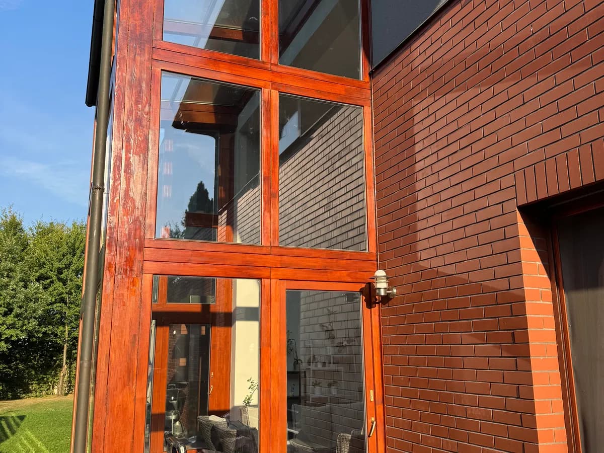 Dvoupodlažní dřevěná prosklená stěna po renovaci
