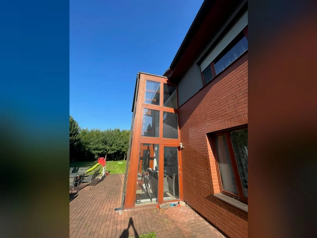 Prosklená stěna před renovací se zvětralým dřevem