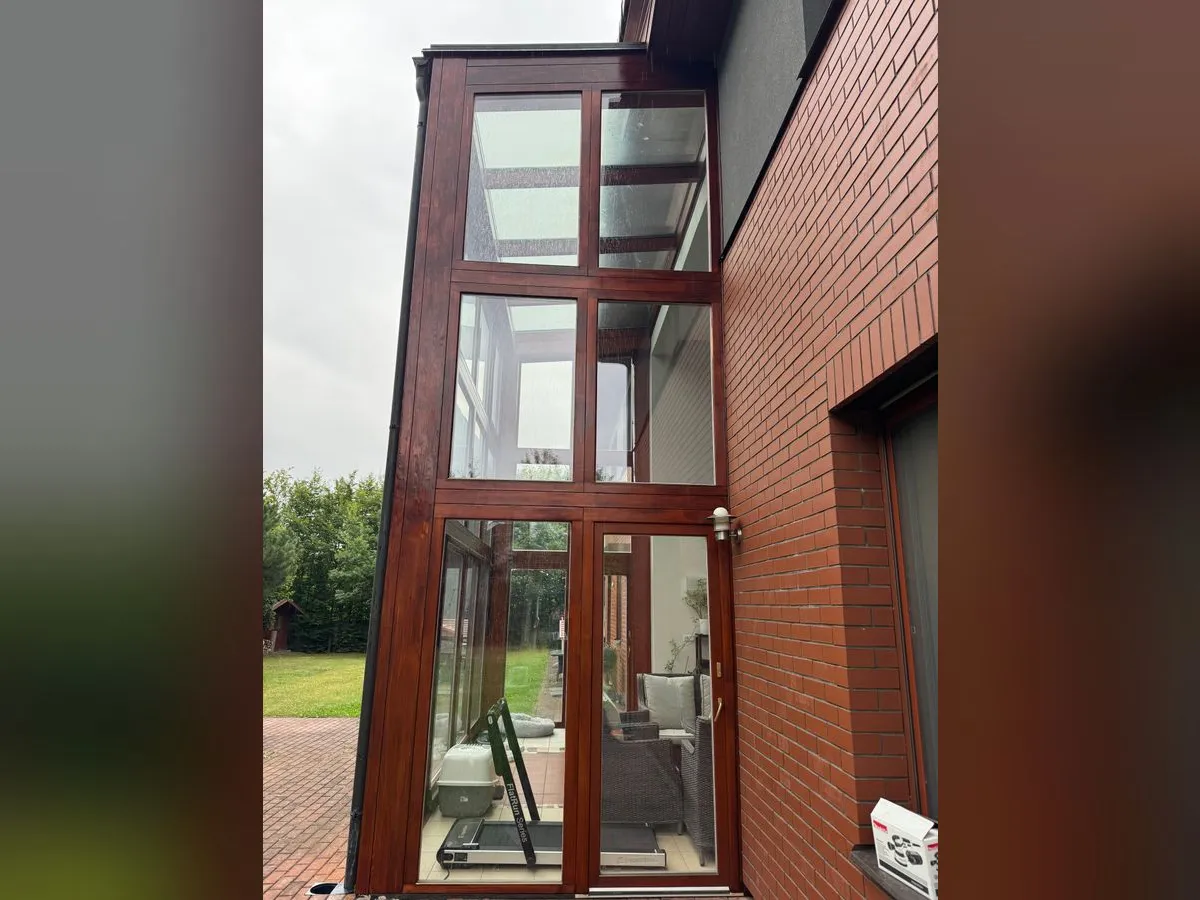 Celkový pohled na prosklenou stěnu po renovaci