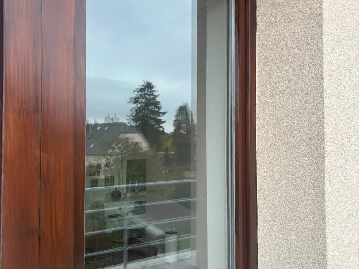 Detail obnoveného laku na rámu eurookna