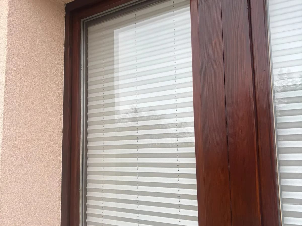 Detail rámu renovovaných dveří na terasu