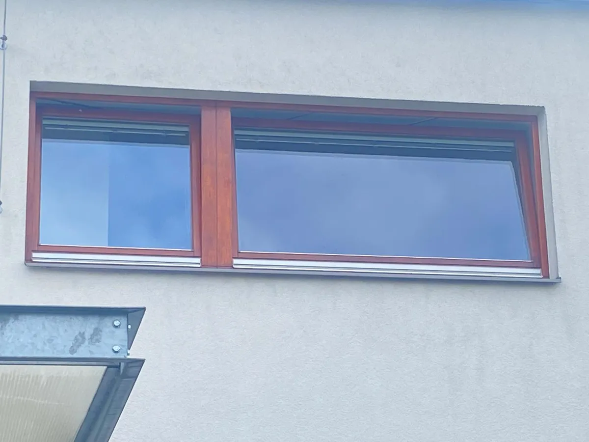 Renovovaná dřevěná eurookna v patře, pohled z exteriéru