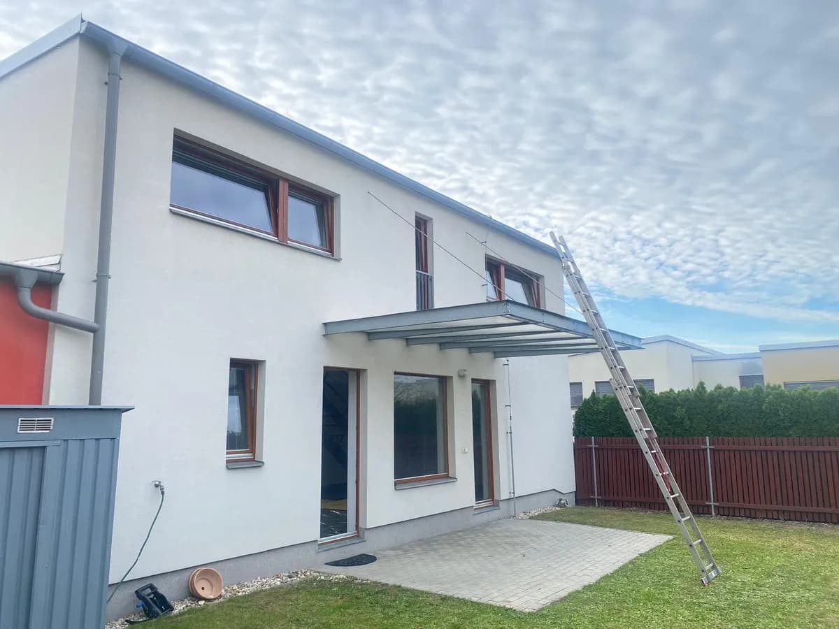 Rodinný dům v Zelenči během renovace oken